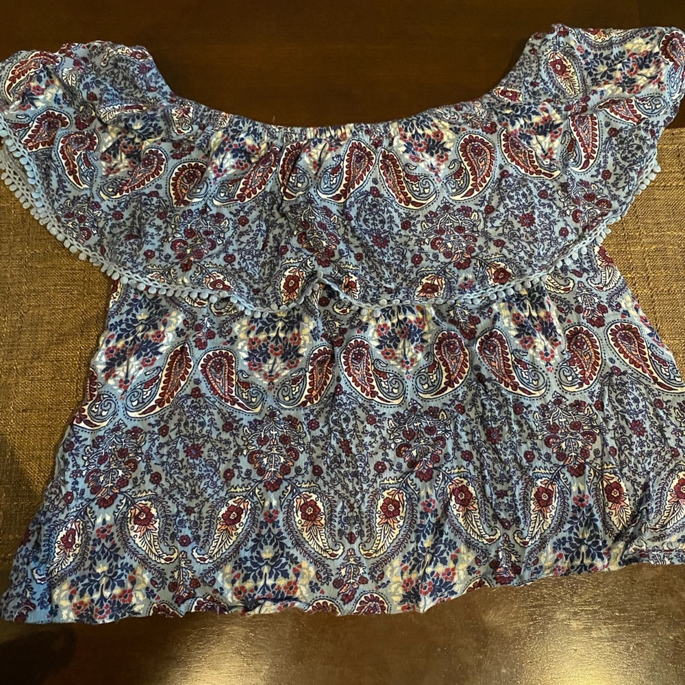 Crop flow off shoulder crop